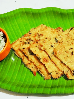 भाताचे खमंग थालिपीठ (thalipeeth recipe in marathi) रेसिपी चे मुख्य फोटो