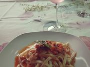 Una foto de tallarines en salsa de tomate