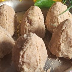 A picture of #Gond laddu.