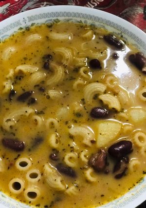Una foto de Guiso económico de fideos con porotos colorados