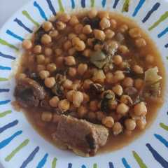Una foto de Garbanzos con ternera🍲