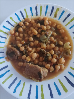 Una foto de Garbanzos con ternera🍲