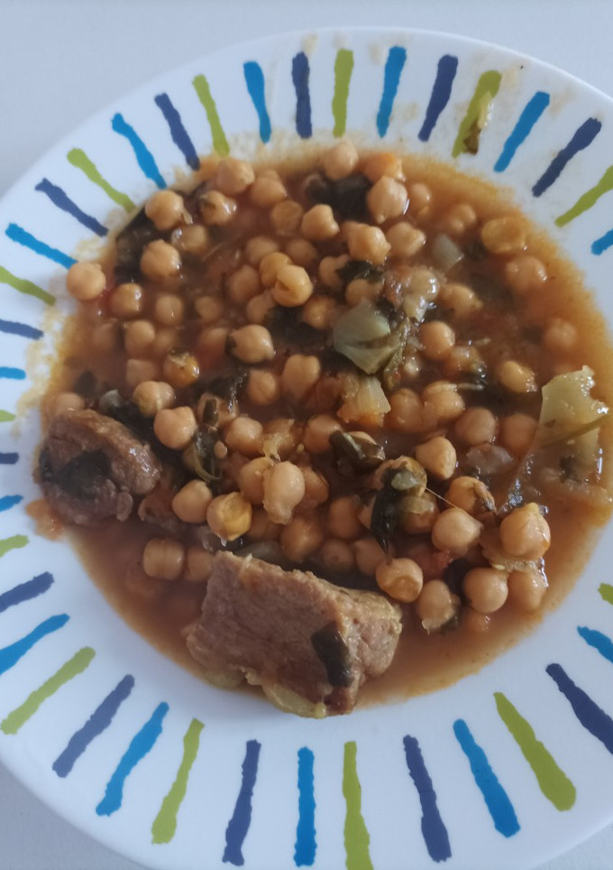 Una foto de Garbanzos con ternera🍲