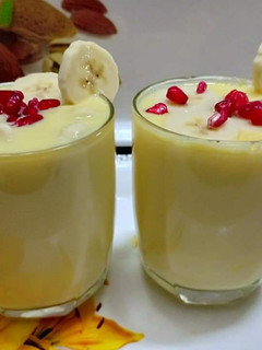 A picture of Banana pomegranate flavour custard.