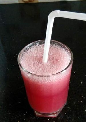 A picture of Pomegranate & apple drink.