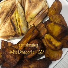 A picture of Toasted bread with plantain.