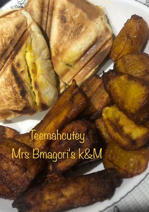 A picture of Toasted bread with plantain.