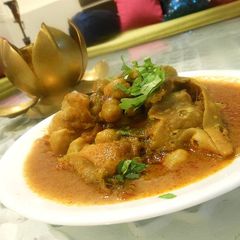 A picture of Chhole Samosa.