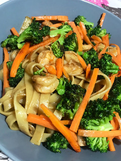 Una foto de Tallarines con langostinos, salsa de ostras y verduras! 😍🥦🥕🍜
