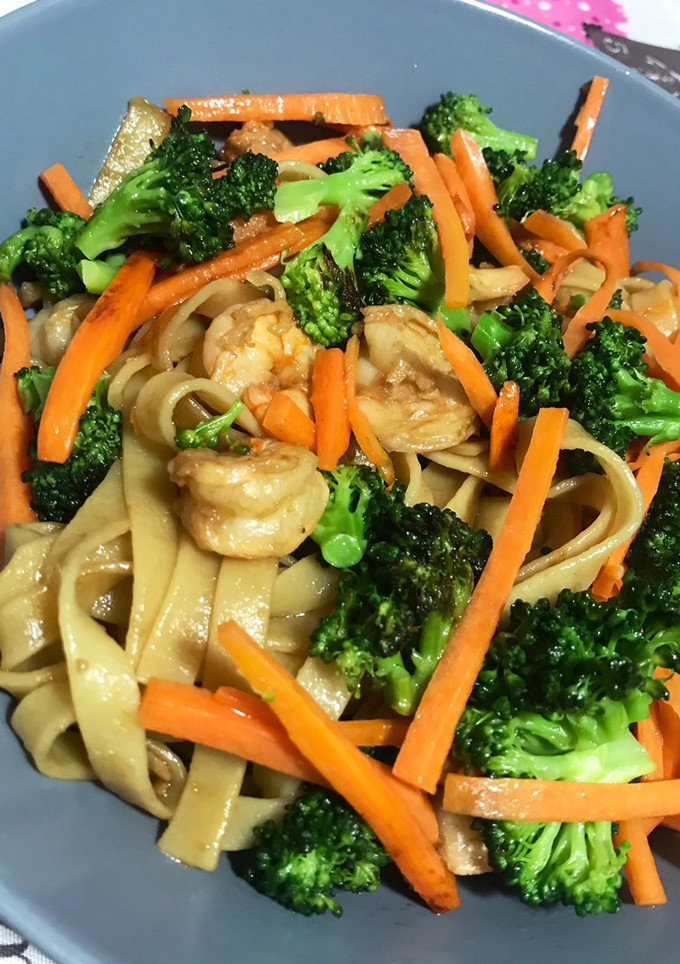 Una foto de Tallarines con langostinos, salsa de ostras y verduras! 😍🥦🥕🍜