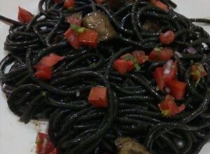 Una foto de Pasta con tinta de calamar