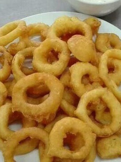 Una foto de Aritos de cebolla con salsa tártara