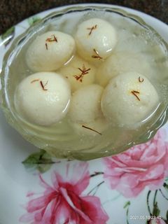 केसर रसगुल्ला (kesar rasgulla recipe in marathi) रेसिपी चे मुख्य फोटो