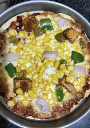 A picture of Corn Paneer pizza.