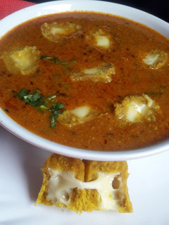 चीज़ी गट्टा करी (Cheesy Gatta curry recipe in Hindi) रेसिपी मुख्य फोटो