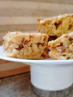 Una foto de Blondies de manzana y cacahuate