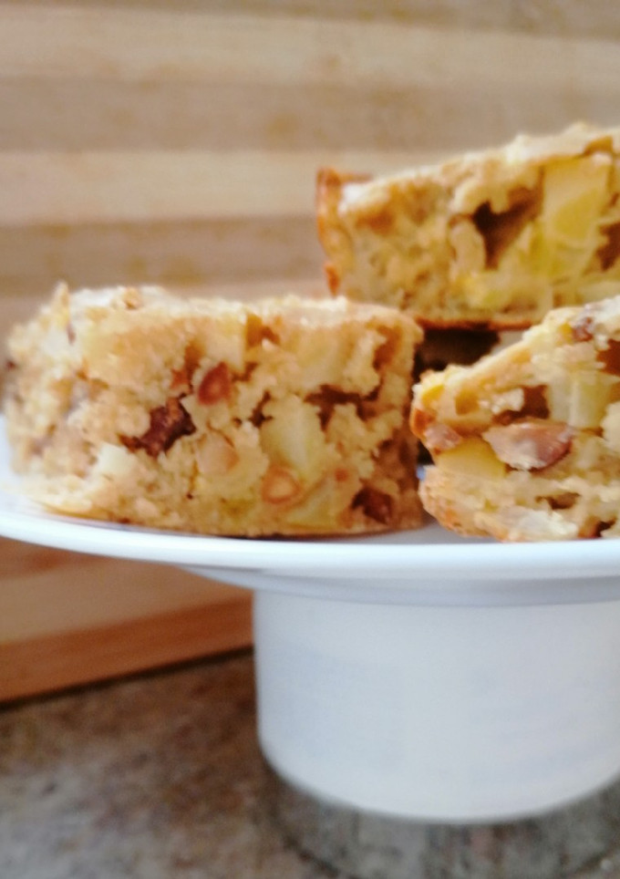 Una foto de Blondies de manzana y cacahuate