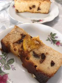 Una foto de Budín con naranja y guindones 💕
