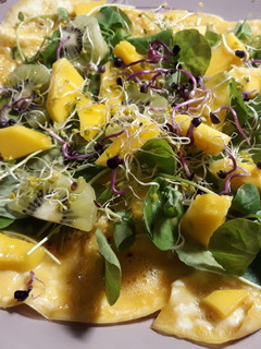 Una foto de Tortilla abierta de Mango-Kiwi-Berro y aceite de romero