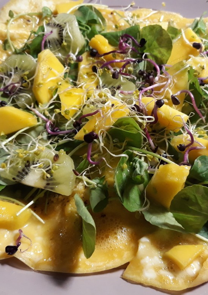 Una foto de Tortilla abierta de Mango-Kiwi-Berro y aceite de romero