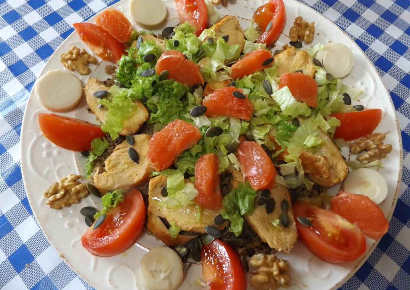 Ensalada de pollo, quinoa y pomelo rosa