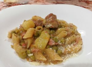 Foto di Pennette con Spezzatino di Vitello, Patate e Piselli