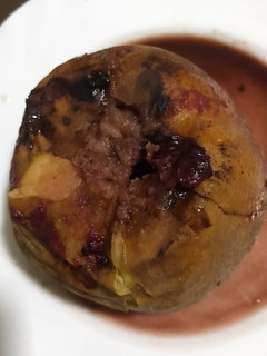 Una foto de Manzana rellena de cerezas con chocolate