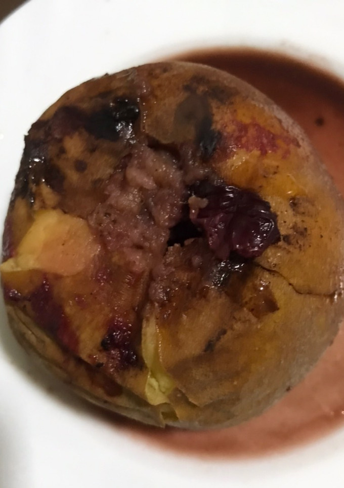 Una foto de Manzana rellena de cerezas con chocolate