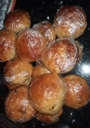 A picture of Cinnamon and honey raisin buns.