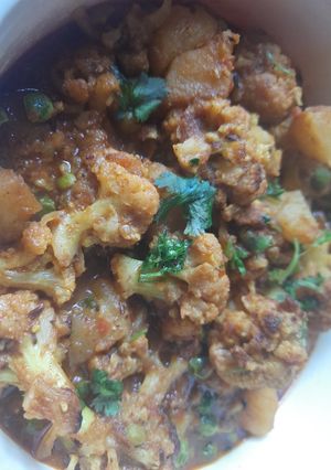 আলু ফুলকপির ডালনা (Aloo fulkopir dalna recipe in Bengali) রেসিপির প্রধান ছবি