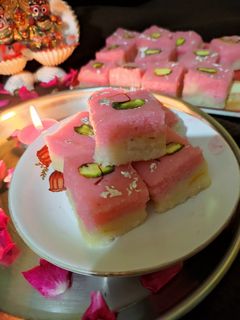 नारियल मलाई बर्फी (nariyal malai barfi recipe in Hindi) रेसिपी मुख्य फोटो