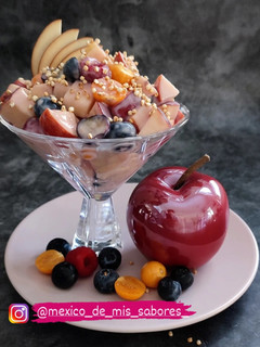 Una foto de 💥 ENSALADA DE MANZANA Y FRUTAS DEL BOSQUE 💥