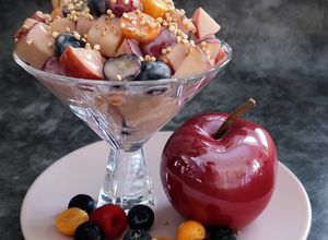 Una foto de 💥 ENSALADA DE MANZANA Y FRUTAS DEL BOSQUE 💥