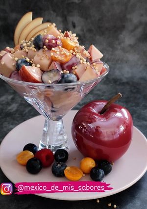Una foto de 💥 ENSALADA DE MANZANA Y FRUTAS DEL BOSQUE 💥