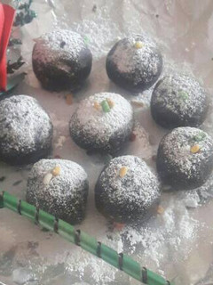 A picture of Chocolate nuts balls.