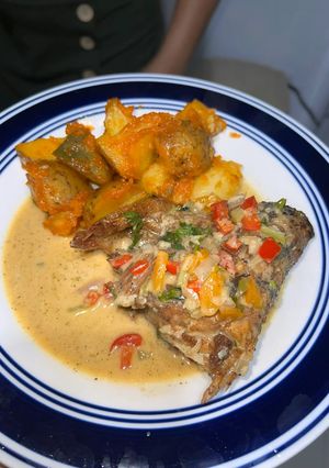 Una foto de Pescado frito con salsa de coco🐟🥥