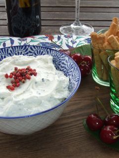 Una foto de Crema de quesos, hierbas y semillas