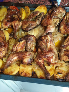 Una foto de Picantones al horno con patatas