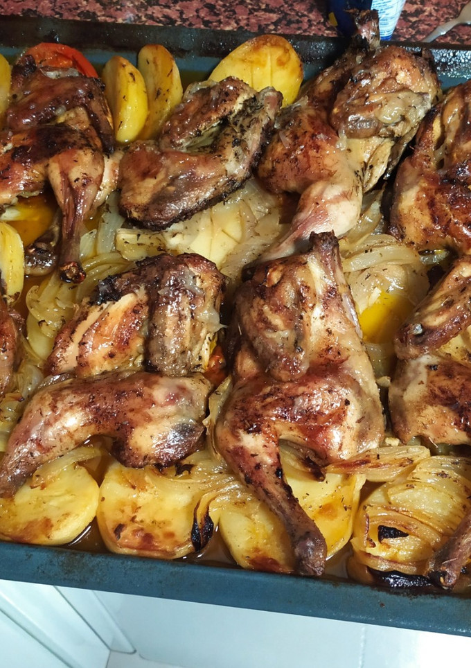 Una foto de Picantones al horno con patatas