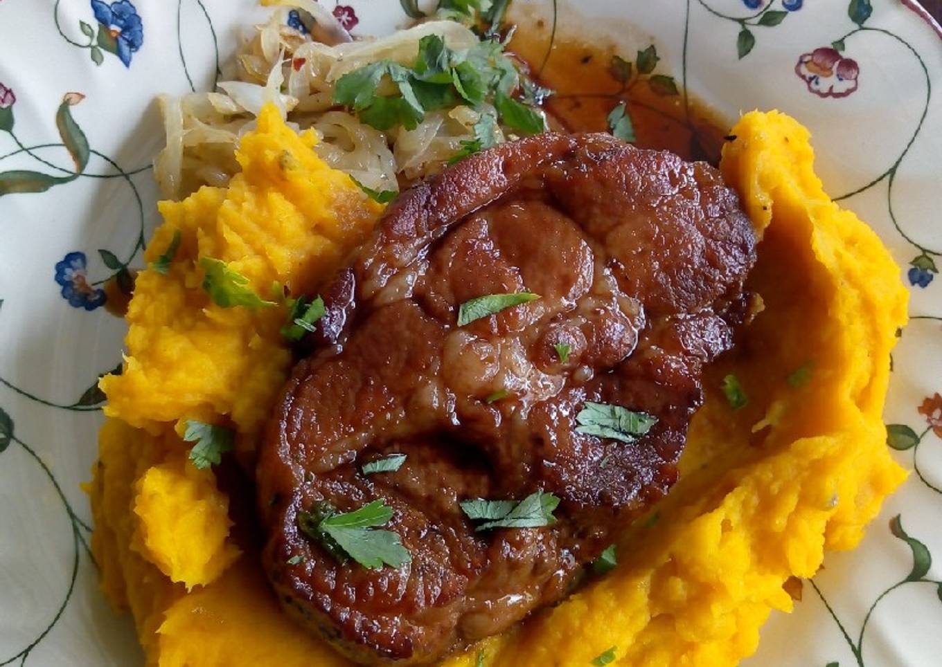 Bondiola de cerdo con puré de calabaza y cebollas acaramelada