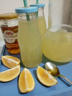 O poză a rețetei Limonadă cu miere de albine.