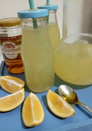 O poză a rețetei Limonadă cu miere de albine.
