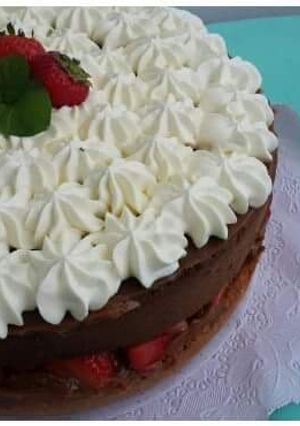 Una foto de Bizcochuelo con crema chantilly, frutillas y crema bariloche
