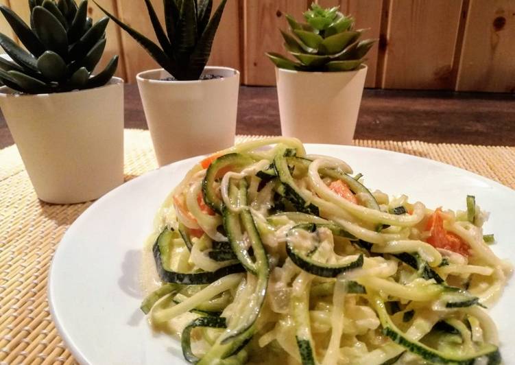 Espaguetis de calabacín con gambitas y atún