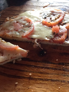 Una foto de Pizza de coliflor en el sartén