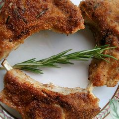 A picture of Rosemary and garlic breaded fried lamb.