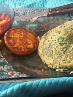 Una foto de Omelette de espinaca relleno de jamón, queso y tomate