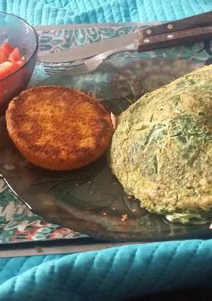 Una foto de Omelette de espinaca relleno de jamón, queso y tomate