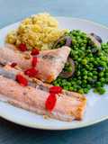 Salmone con cous cous e piselli