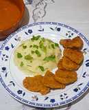 Nuggets de pollo con puré de papas y salsa picante